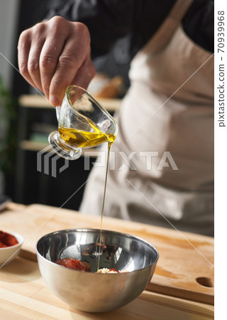 Adding oil in salad 70939968