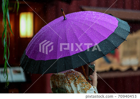 Higashi Chaya District in the rain 70940453