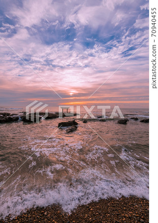 [Sunrise of Kamiiso Torii] 70940455