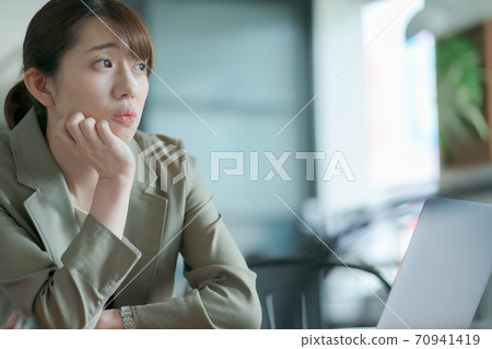 工作太努力的職業女性 70941419