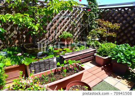 Utilizing the roof balcony, a relaxing space with a green garden 70941508
