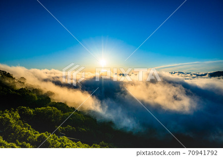 Sea of clouds, early morning, one side of the sea of clouds, the sun over the sea of clouds, the sea of clouds in the sky, Furano, Hokkaido, Biei, clear sky, blue sky, 70941792