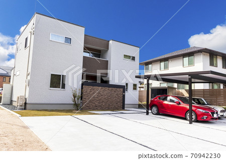 帶車庫的新房子的外觀 70942230