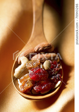 乾果和堅果 70943266