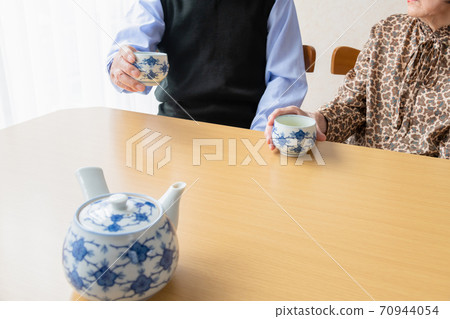 一對老年夫婦的日本茶時間 70944054