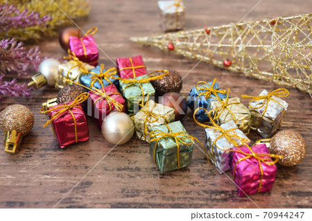 Gold wire tree and small present box Gold wire tree and small present box 70944247