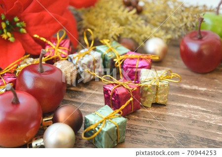 一品紅和一個小禮物盒 一品紅和一個小禮物盒 70944253