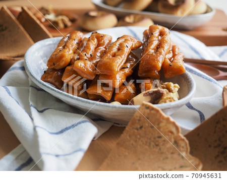 Korean traditional sweets, yakgwa and hangwa 70945631