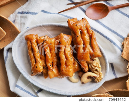 Korean traditional sweets, yakgwa and hangwa 70945632