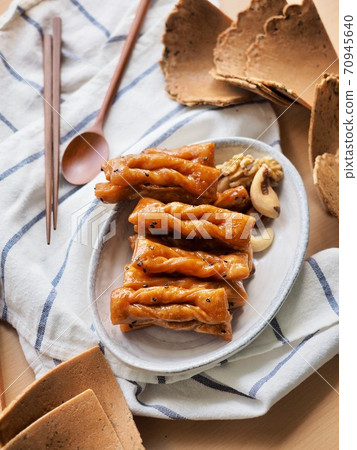 Korean traditional sweets, yakgwa and hangwa 70945640