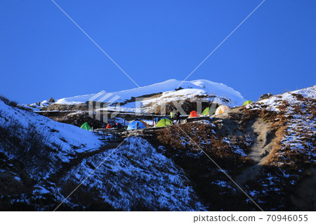 The road to Mt. Tsubakuro in the Northern Alps, the first snowfall, looking up at the Enzanso tent field from the battle ridge mountain trail The road to Mt. Tsubakuro in the Northern Alps, the first snowfall, looking up at the Enzanso tent field from the battle ridge mountain trail 70946055