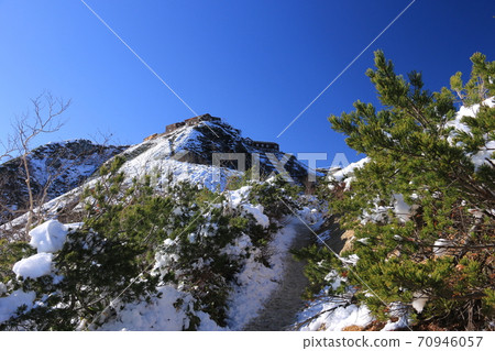 Road to Mt. Tsubakuro in the Northern Alps First snowfall Looking up at Enzanso from the battle ridge mountain trail Road to Mt. Tsubakuro in the Northern Alps First snowfall Looking up at Enzanso from the battle ridge mountain trail 70946057