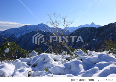 通往北阿爾卑斯山Yandake的路第一場降雪抬頭看著Mt. 70946808