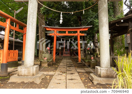 Shoan, Suginami-ku, Tokyo) Nishitakaido Shoan The second torii seen from the approach to Inari Shrine and the first torii Shoan, Suginami-ku, Tokyo) Nishitakaido Shoan The second torii seen from the approach to Inari Shrine and the first torii 70946940