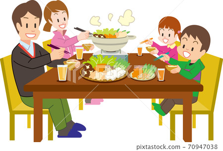 一家四口圍繞鍋 70947038
