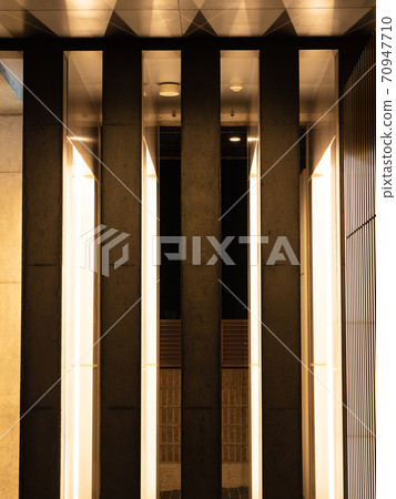 建築支柱和夜間閃爍的燈光 70947710