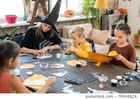 Art teacher drawing Halloween pictures with kids Art teacher drawing Halloween pictures with kids 70948824