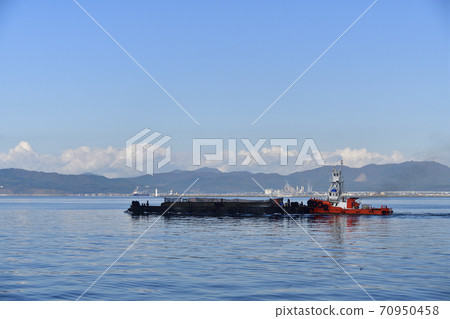 Photographing the work scenery of a tugboat carrying a pontoon at Hakodate Port, Hakodate City, Hokkaido in autumn Photographing the work scenery of a tugboat carrying a pontoon at Hakodate Port, Hakodate City, Hokkaido in autumn 70950458