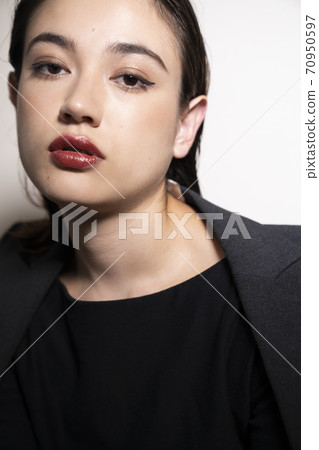 Portrait of a cool woman Portrait of a cool woman 70950597
