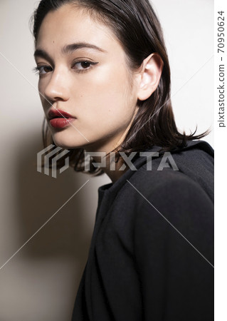一個酷女人的肖像 一個酷女人的肖像 70950624