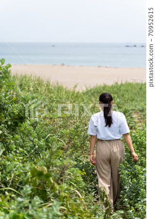 海沙草走的女人 70952615
