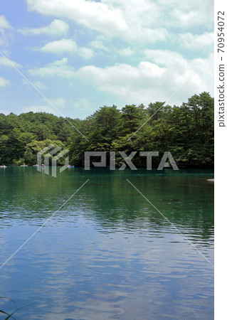 [Fixed amount] Bishamonnuma in the Five Colored Lakes in summer (August, Kitashiobara Village, Fukushima Prefecture) 70954072