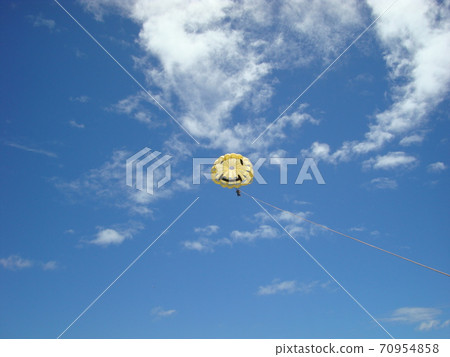 Nico-chan parasailing in Hawaii Nico-chan parasailing in Hawaii 70954858