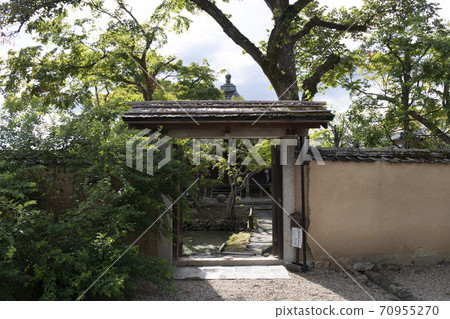 Gate to the Kuri of Shin-Yakushiji Temple 70955270