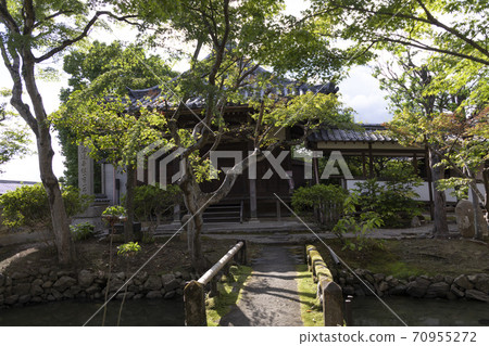 Shin-Yakushiji Temple's Perfume Hall and Green Autumn Leaves 70955272