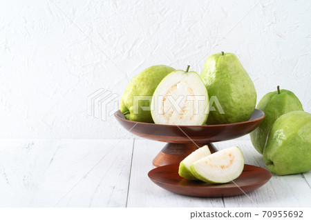 芭樂番石榴木頭背景鄉村葉子guava White Fruit Leaf グアバ果物 照片素材 圖片 圖庫