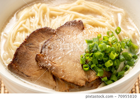 Hakata-style tonkotsu ramen. (The ingredients are char siu and green onions.) Hakata-style tonkotsu ramen. (The ingredients are char siu and green onions.) 70955810