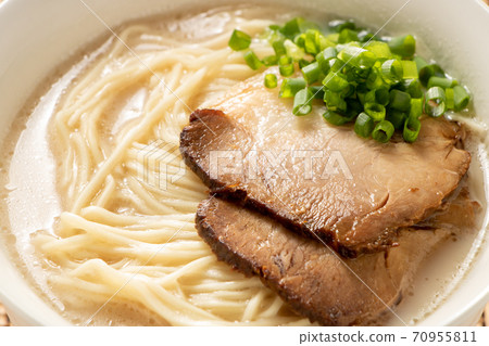博多風格的豬骨拉麵 成分是木炭和蔥 照片素材 圖片 圖庫 博多風格的豬骨拉麵 成分是木炭和蔥 照片素材 圖片 圖庫