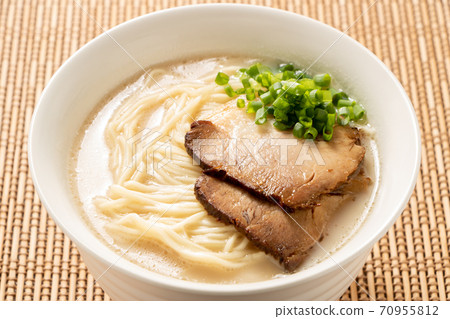 Hakata-style tonkotsu ramen. (The ingredients are char siu and green onions.) Hakata-style tonkotsu ramen. (The ingredients are char siu and green onions.) 70955812