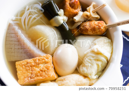 桌上熱騰騰的關東煮 70958231