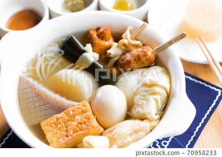 桌上熱騰騰的關東煮 70958233