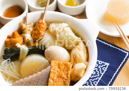 桌上熱騰騰的關東煮 70958236