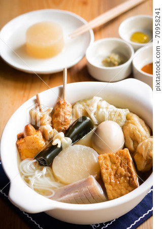 桌上熱騰騰的關東煮 70958241