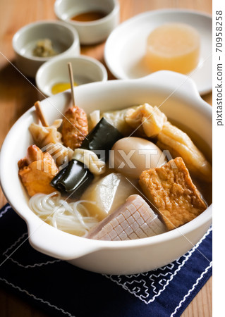 Make the take-out oden hot and go to the table 70958258