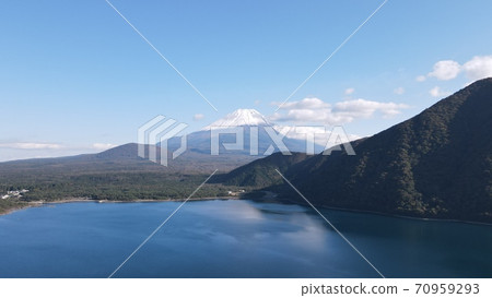 本宿湖上空的富士山 70959293