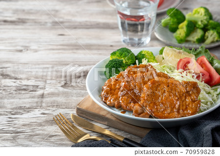 豬排 煎豬排 沙拉 餐盤 Juicy pork chops トンテキ とんかつ トンカツ 70959828