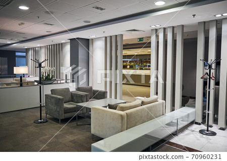 Spacious modern airport lounge for top-tier travelers Spacious modern airport lounge for top-tier travelers 70960231