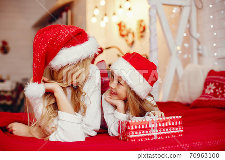 Mother with cute daughter at home 70963100