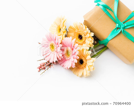 Beautiful gerbera bouquet in frame and gift box Beautiful gerbera bouquet in frame and gift box 70964400