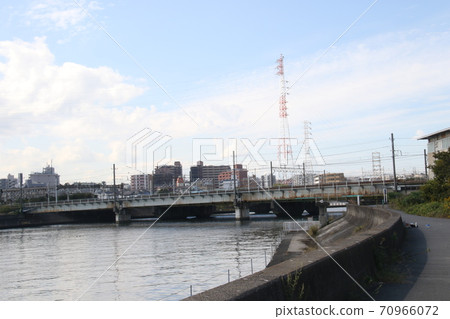 I walked along the Tsurumi River on a sunny day 70966072