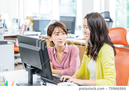 下屬在辦公室接受老闆的建議 70966866