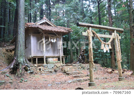 山上的一座小神社 山上的一座小神社 70967160