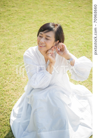 A refreshing middle-aged senior woman enjoying Yokohama Yamashita Park A refreshing middle-aged senior woman enjoying Yokohama Yamashita Park 70968660