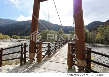 Autumn leaves of Kamikochi 70968863