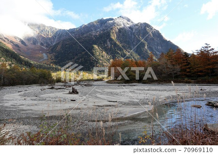 Autumn leaves of Kamikochi Autumn leaves of Kamikochi 70969110