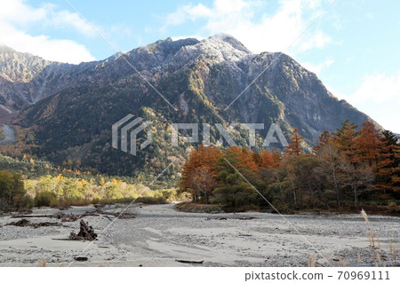 Autumn leaves of Kamikochi Autumn leaves of Kamikochi 70969111